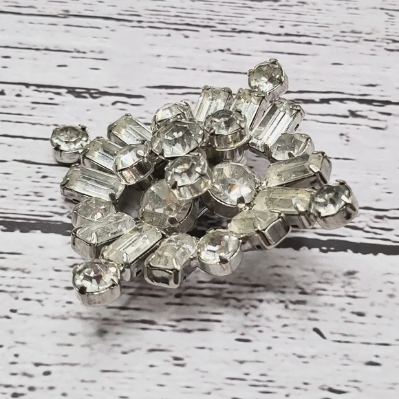 Vintage Clear Rhinestone Burst Brooch Mid Century Silver Tone Pin - Picture 2 of 5